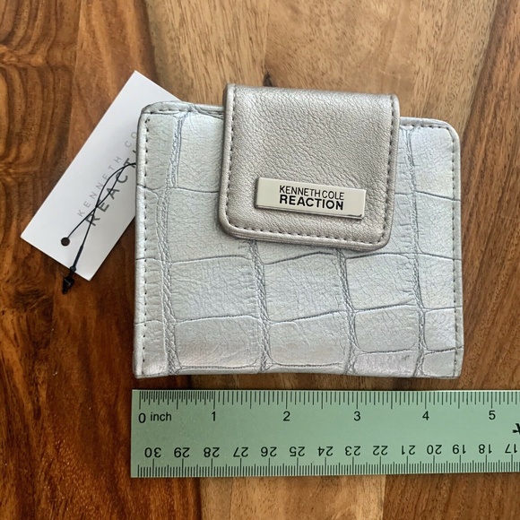 Kenneth Cole Reaction Silver Faux Leather Embossed Croc Logo Plate Bifold Wallet - Picture 9 of 12